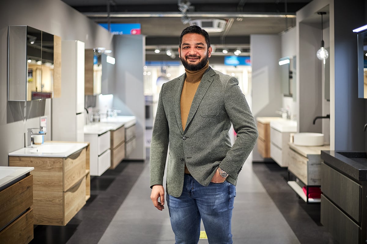 Ismail in zijn Sanidirect winkel