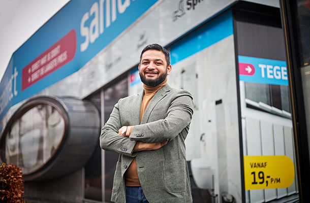 Ismail voor zijn Sanidirect winkel